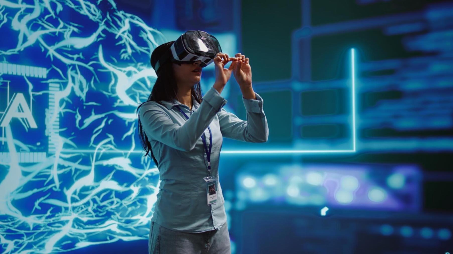 Espace de travail créatif avec ordinateurs et croquis de design web