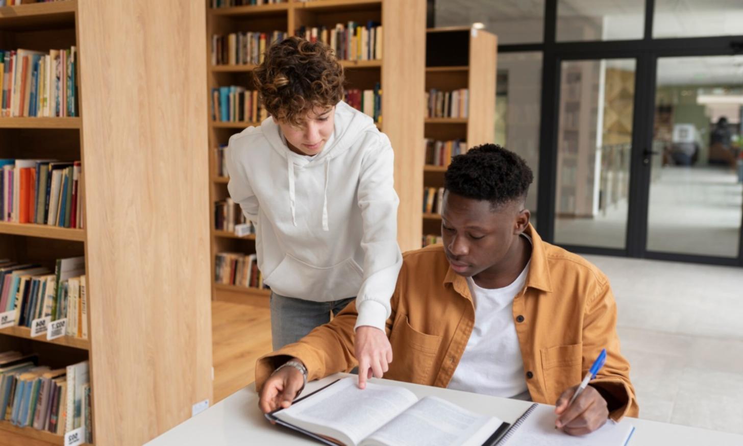 Configuration de développement web avec plusieurs écrans et environnement de travail organisé