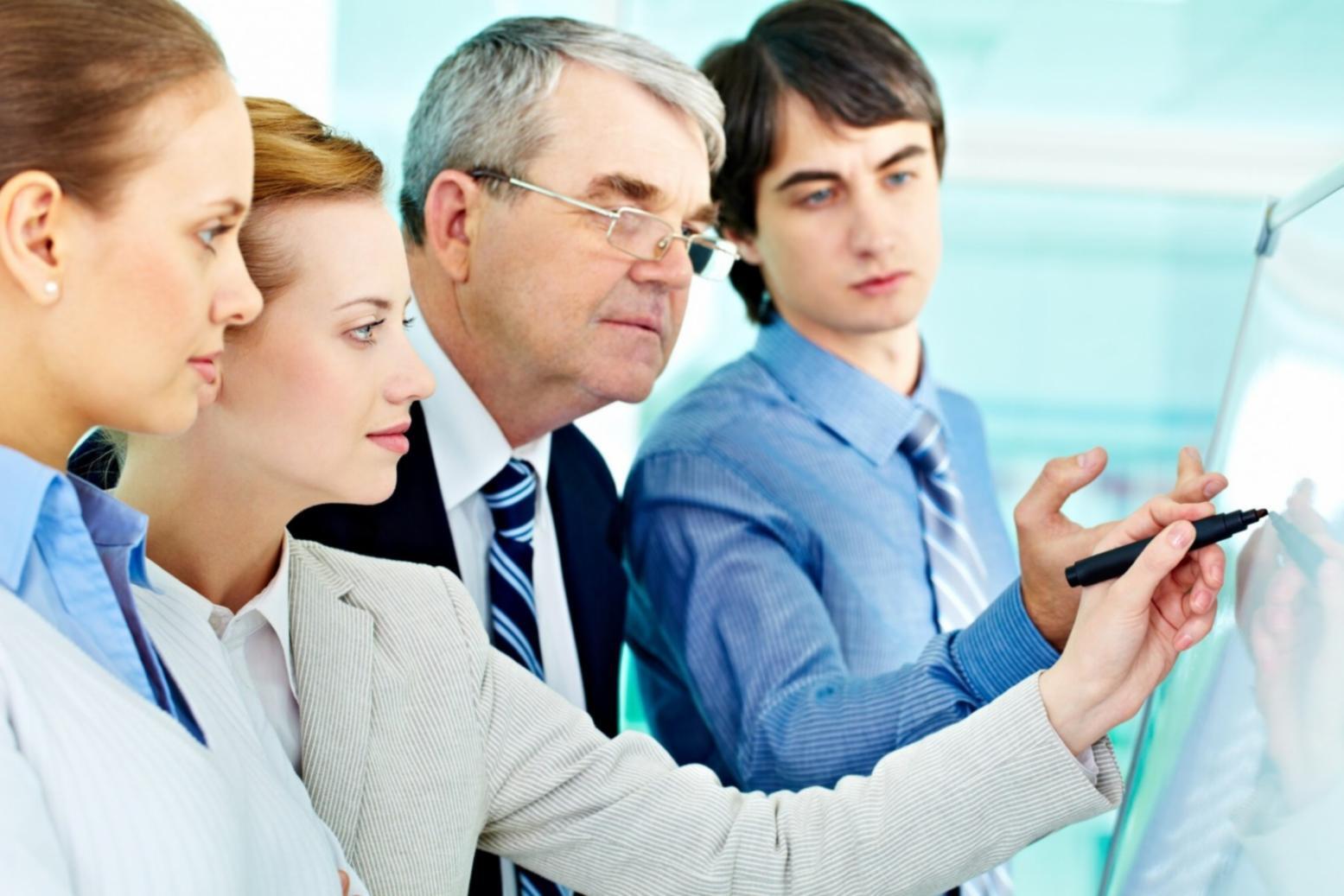 Espace de travail moderne pour le développement web avec écrans multiples