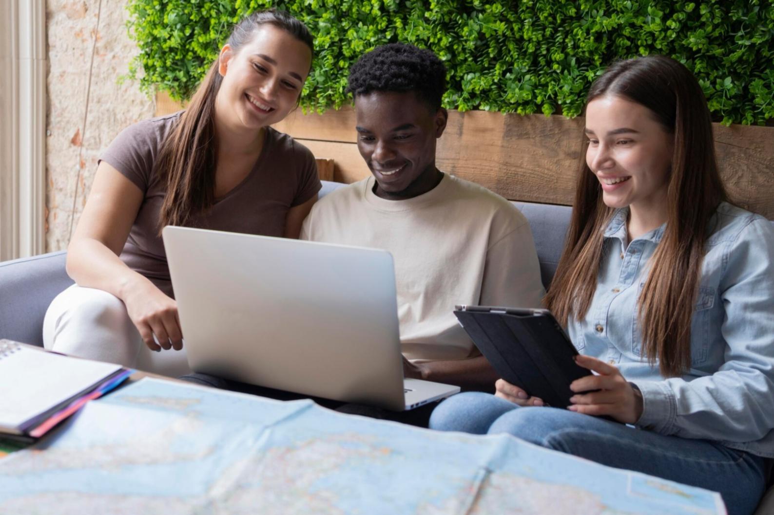 Espace de travail moderne avec outils de design web